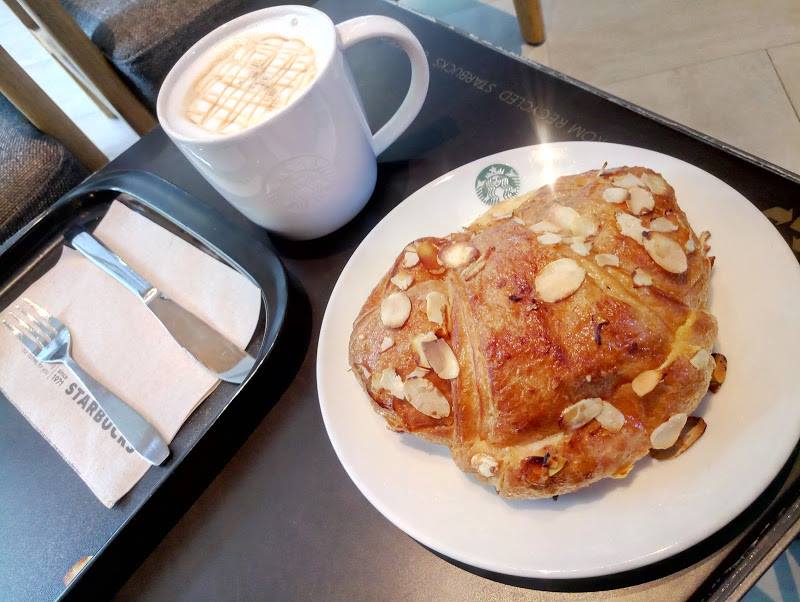 Starbucks. Kruassan va kofe