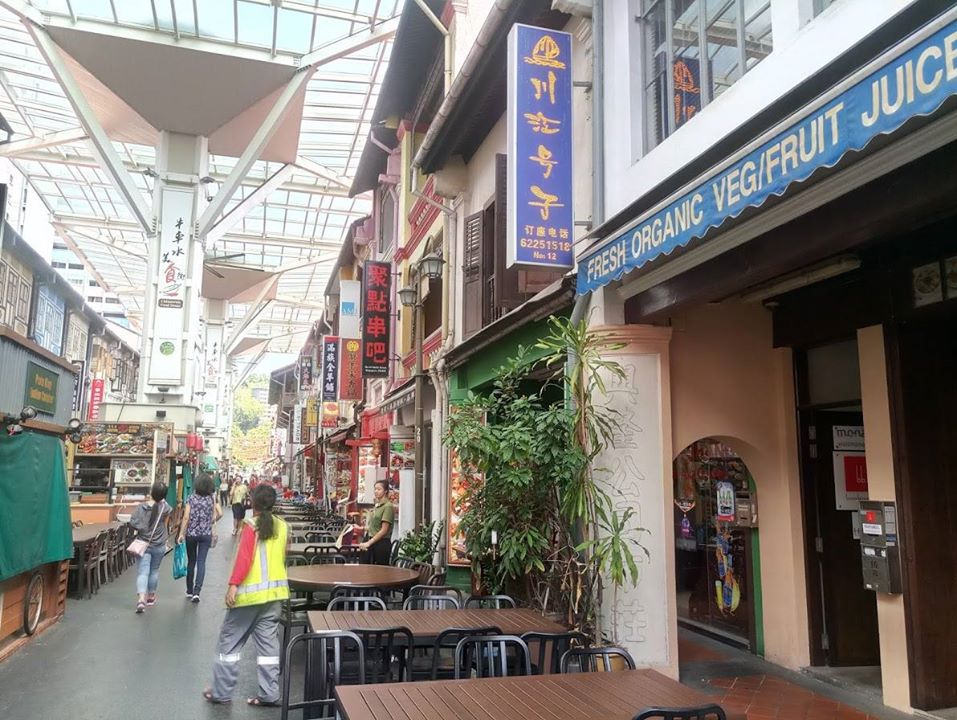 Chinatown ko'chasida do'konlar va kafelar