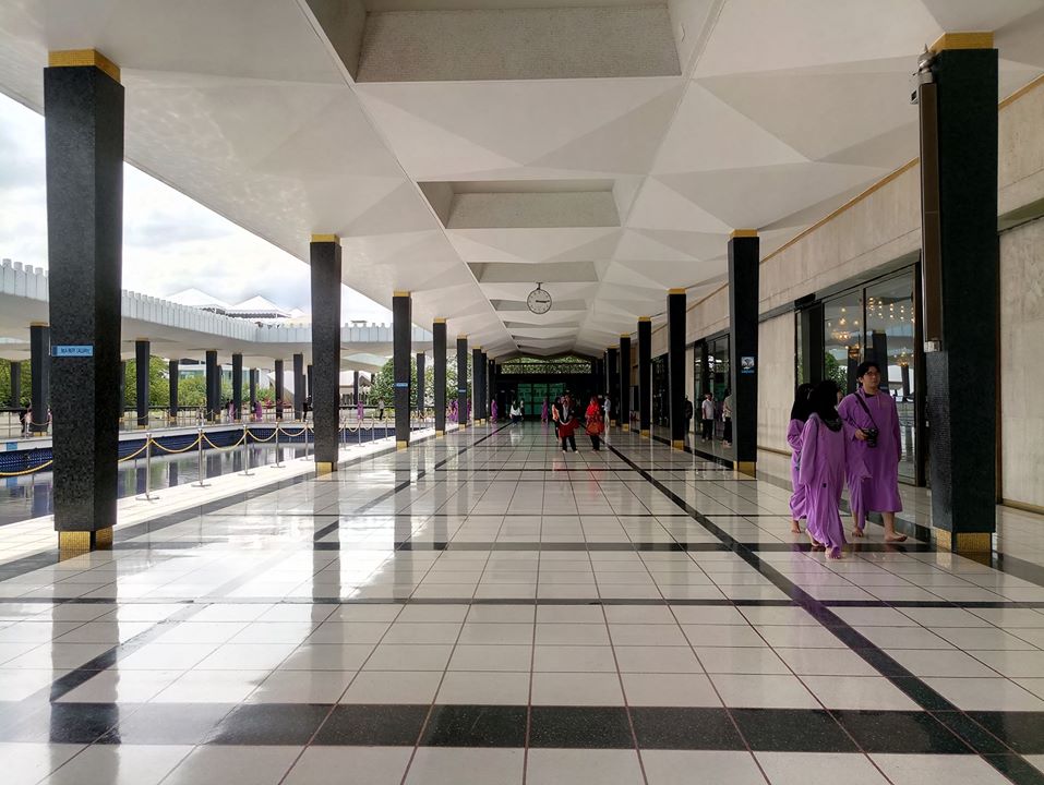 Masjid Negara ichkarisi